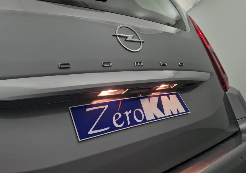 Gros plan sur l'arrière gris Artense de l'Opel Combo Life avec logo et plaque d'immatriculation éclairée Zero KM.