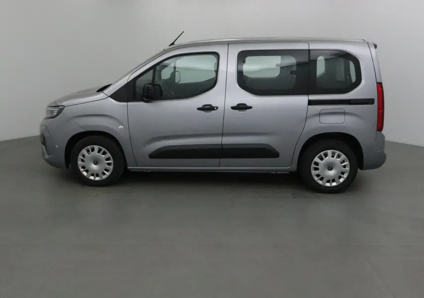 Opel Combo Life gris Artense vu de profil côté gauche, avec portes coulissantes et jantes acier.