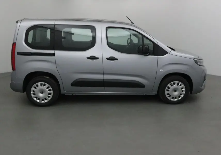 Profil côté gauche d'un Opel Combo Life gris Artense, montrant ses portes coulissantes et ses vitres teintées arrière.