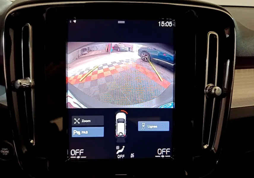 Écran tactile central du Volvo XC40 Momentum 2020 montrant la caméra de recul avec guidage de trajectoire.