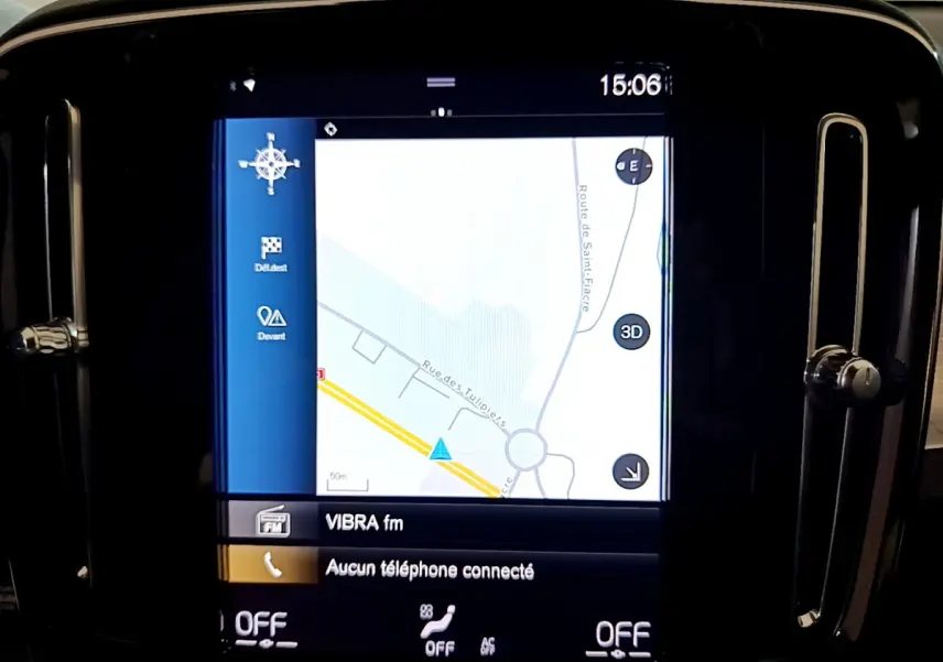 Écran tactile de navigation 9 pouces du Volvo XC40 T2 Momentum 2020, affichant une carte routière.