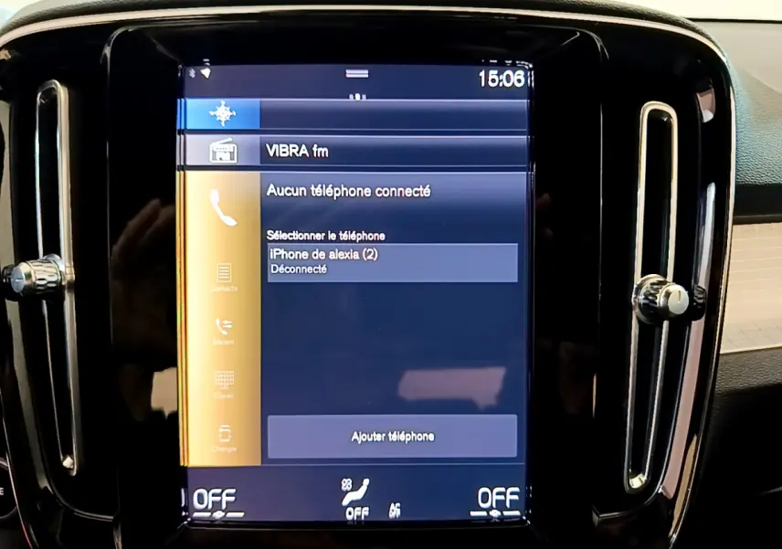 Écran tactile central du tableau de bord du Volvo XC40 T2 129 Momentum, affichant la connexion Bluetooth téléphone.