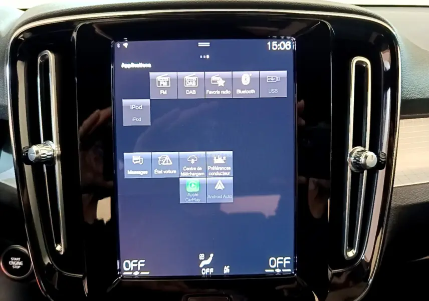 Écran tactile central allumé avec interface multimédia dans l'habitacle d'un Volvo XC40 gris clair.