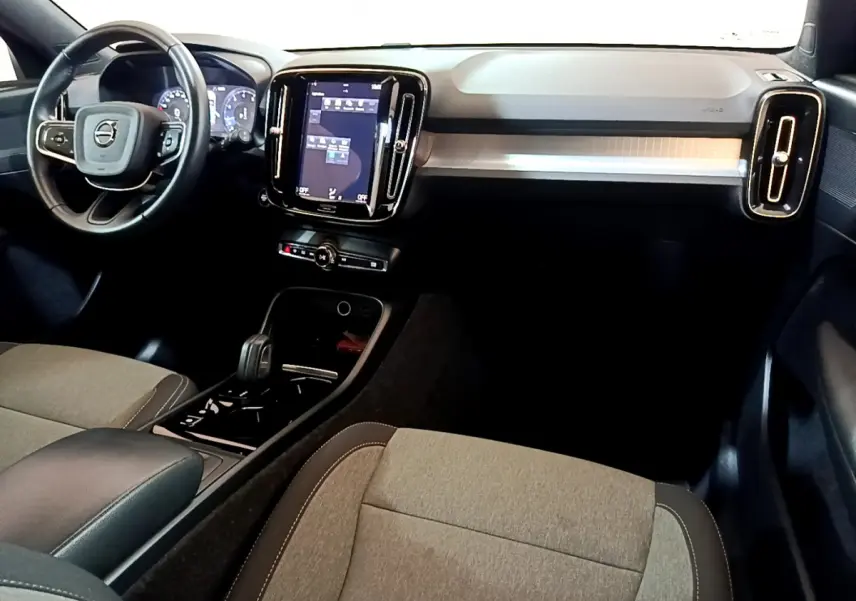 Intérieur avant de la Volvo XC40 T2 Momentum 2020, vue côté conducteur, tableau de bord moderne avec écran tactile vertical.
