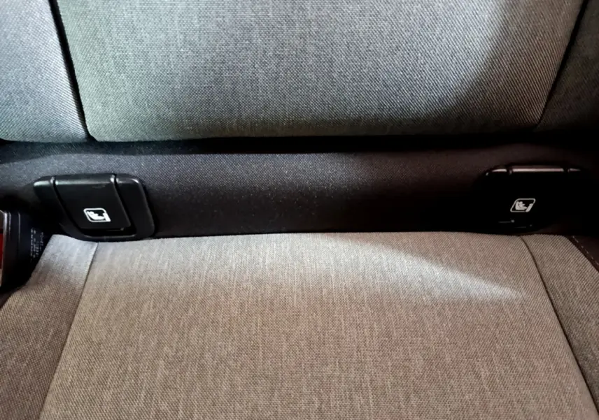 Détail des fixations Isofix sur la banquette arrière en tissu gris clair du Volvo XC40 T2 Momentum 2020.