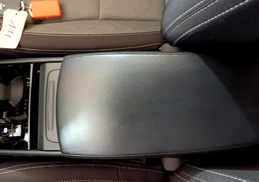 Vue rapprochée de l'accoudoir central en cuir noir et des sièges gris foncé du Volvo XC40 T2 Momentum 2020.