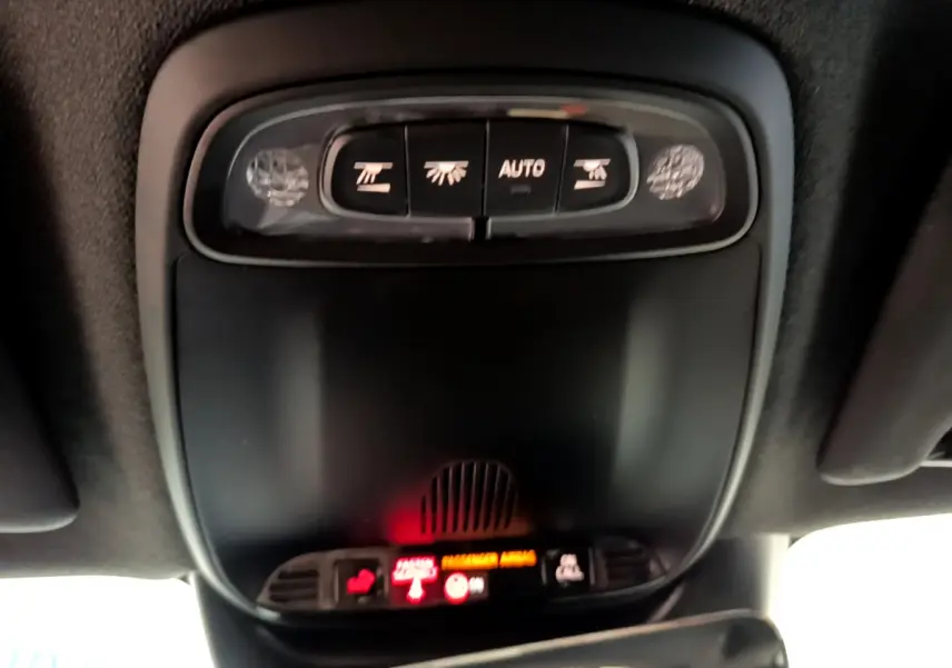 Gros plan sur le plafonnier intérieur noir du Volvo XC40 T2 2020 avec commandes d’éclairage et affichage d’alerte rouge.