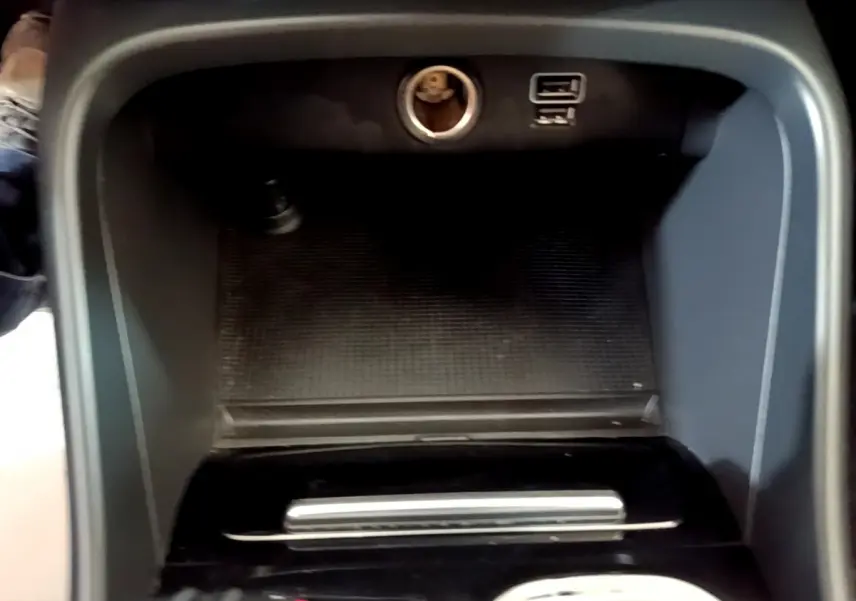 Prise USB et allume-cigare dans le rangement central noir du Volvo XC40 T2 Momentum 2020.