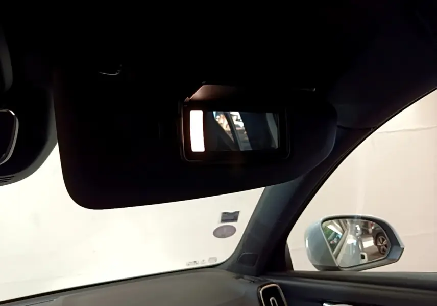 Détail du pare-soleil côté conducteur avec miroir éclairé dans l'habitacle gris du Volvo XC40 T2 2020