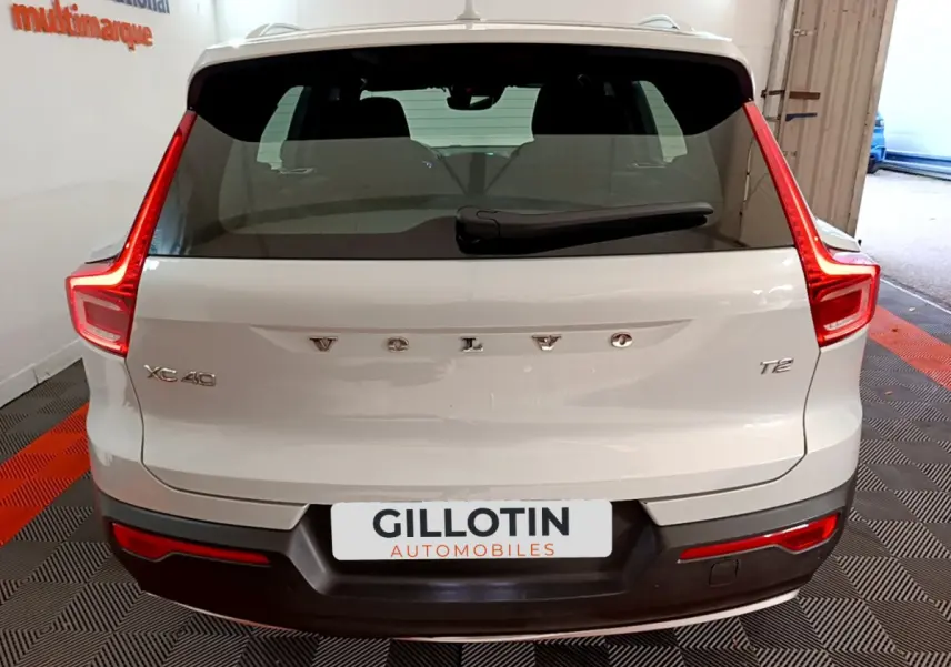 Vue arrière d'un Volvo XC40 T2 gris clair avec feux arrière LED et logo centré sur le hayon.