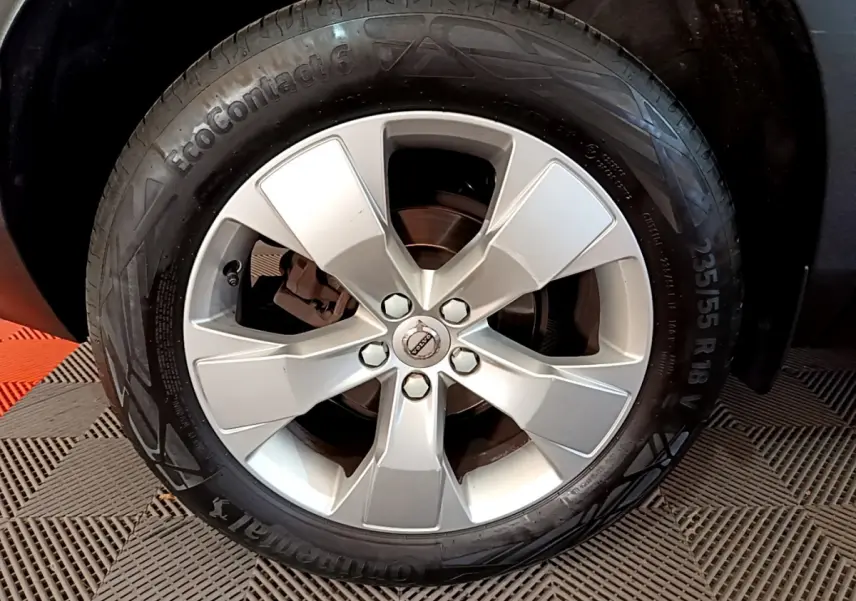 Gros plan sur la jante alliage argentée et le pneu Continental EcoContact 6 du Volvo XC40 gris clair côté gauche.