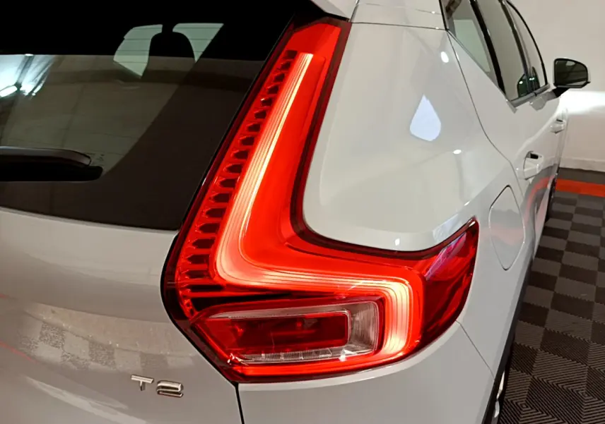 Feu arrière droit allumé sur Volvo XC40 T2 gris clair, vue rapprochée du coin arrière droit du véhicule.
