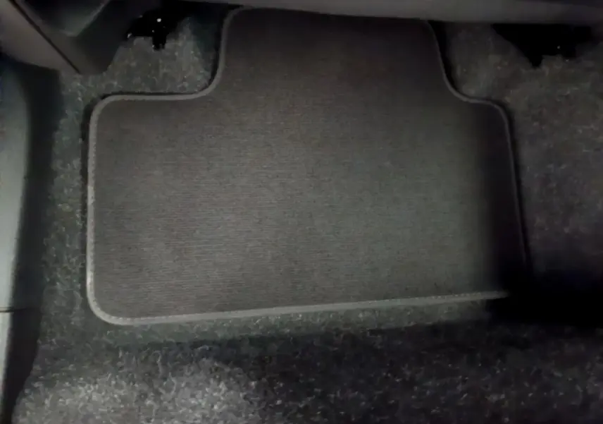 Tapis de sol gris foncé côté conducteur du Volvo XC40 T2 Momentum 2020, vue rapprochée intérieure au sol