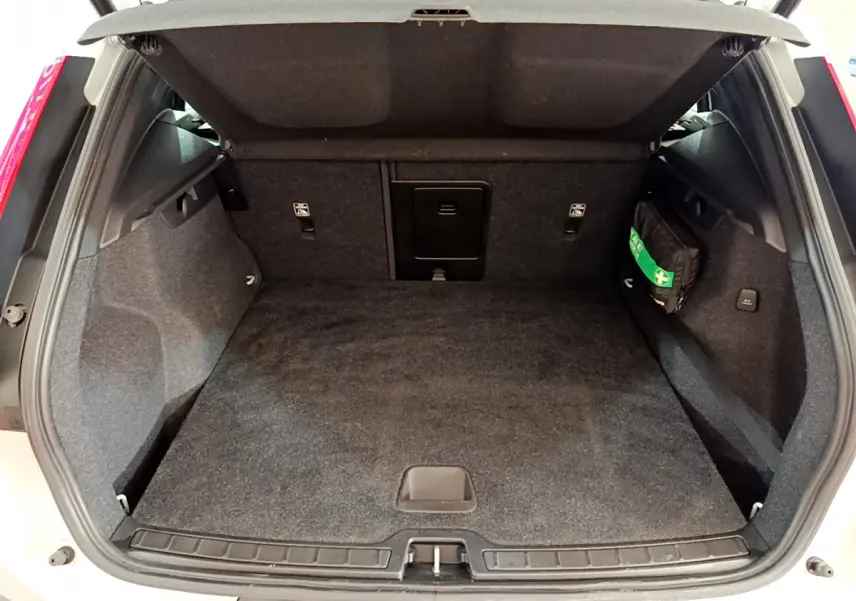 Coffre ouvert du Volvo XC40 T2 Momentum 2020, vue arrière, intérieur gris foncé avec trousse de secours à droite