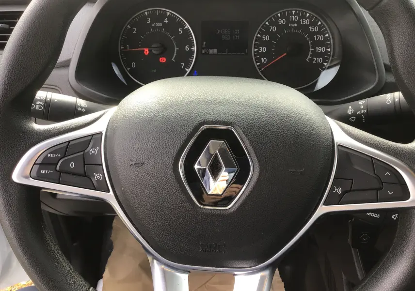 Vue rapprochée du volant noir avec logo Renault et tableau de bord du Renault Express Van blanc 2023.