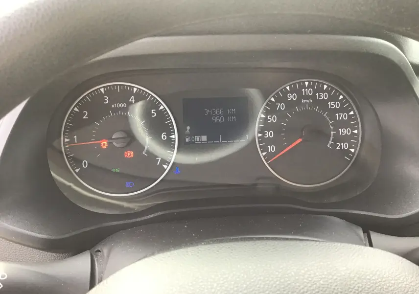 Vue rapprochée du tableau de bord du Renault Express Van 2023, affichant compte-tours, compteur de vitesse et écran digital.