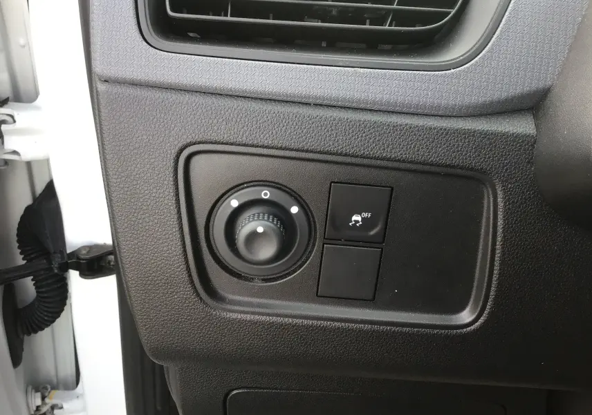 Gros plan sur le panneau de commandes noir côté gauche du tableau de bord du Renault Express Van blanc 2023.