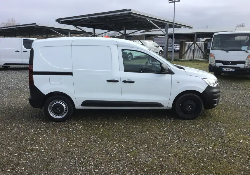 Vue de profil côté gauche d’un Renault Express Van blanc 2023 avec portes coulissantes et jantes acier noires.