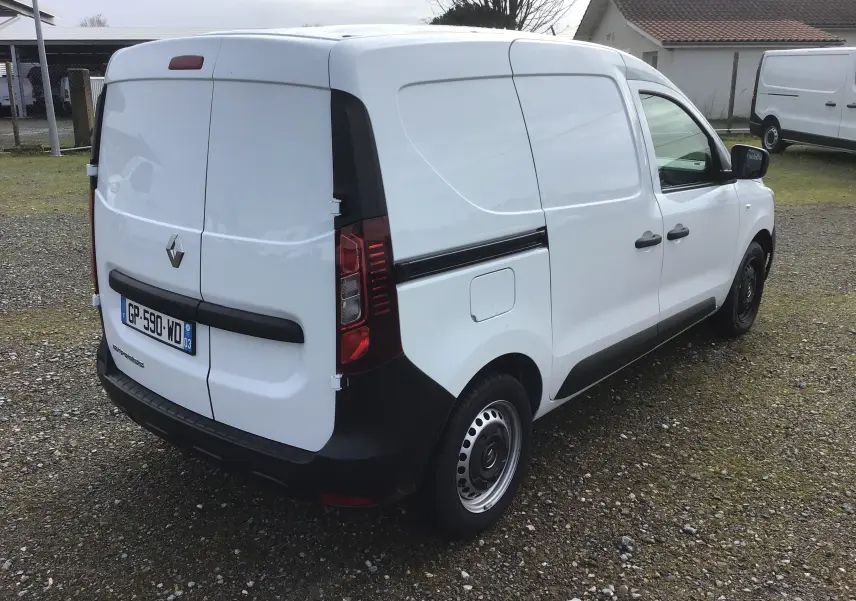 Vue 3/4 arrière droite d’un Renault Express Van blanc 2023 avec portes arrière battantes et jantes acier noires.