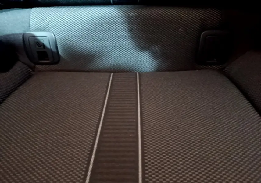 Gros plan sur la banquette arrière gris foncé du Volkswagen T-Roc 2022 avec assise fixe et texture tissée.
