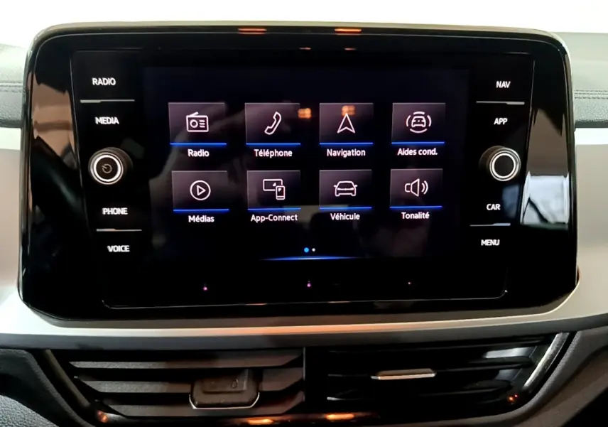 Écran tactile central noir affichant le menu multimédia du Volkswagen T-Roc 2022, vue frontale rapprochée.