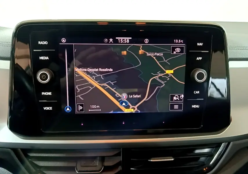 Écran tactile central du tableau de bord du Volkswagen T-Roc gris foncé, affichant la navigation GPS.