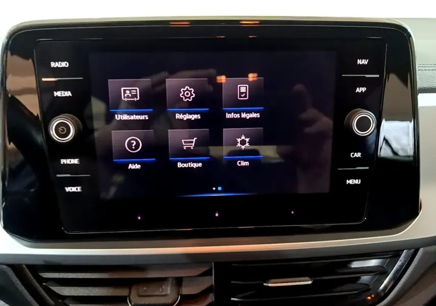 Écran tactile central du tableau de bord du Volkswagen T-Roc 2022 affichant le menu des réglages.