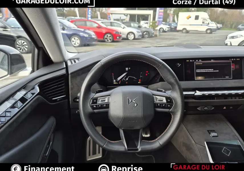 Vue intérieure centrée sur le volant cuir DS, tableau de bord numérique et écran tactile du DS4 beige 2024.