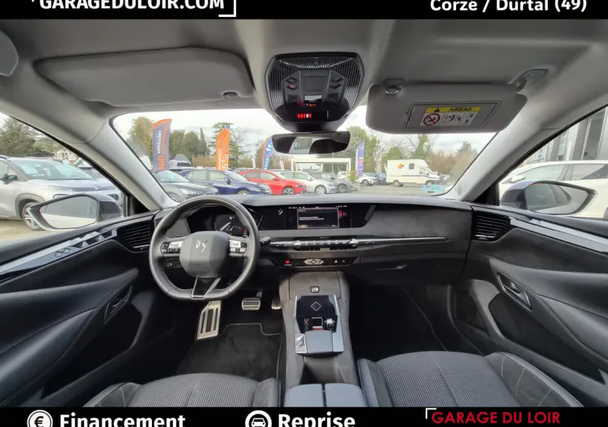 Vue intérieure avant du tableau de bord et volant cuir noir du DS4 2024 avec écran tactile et finitions modernes.