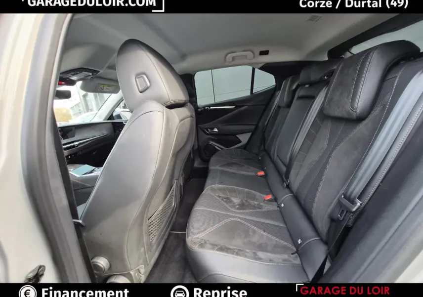 Vue intérieure côté arrière droit montrant la banquette 3 places en cuir et alcantara noir du DS4 beige 2024.