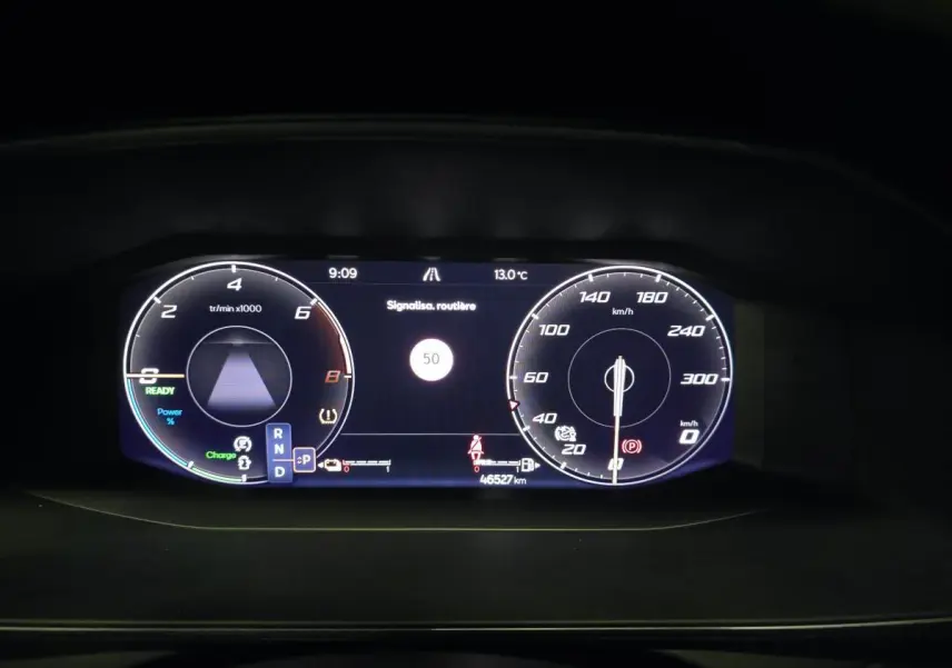 Combiné d'instruments digital du tableau de bord du CUPRA Formentor 1.4 e-Hybrid affichant vitesse, régime et signalisation routière.