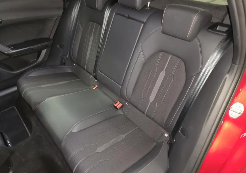 Vue arrière côté droit des sièges baquets noirs Asphalte avec surpiqûres Copper du CUPRA Formentor 1.4 e-Hybrid 2024 rouge.