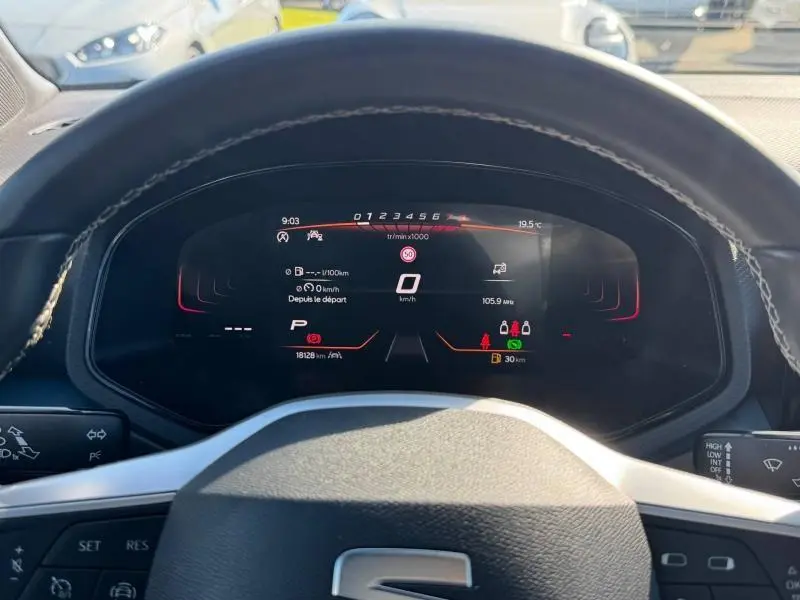 Vue rapprochée du tableau de bord numérique du SEAT Arona noir 2025, affichant les informations de conduite.