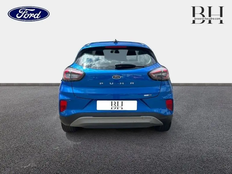 Vue arrière d'un Ford Puma 2022 en bleu Fashion Bleu Island Métallisée avec feux LED et becquet arrière visible.
