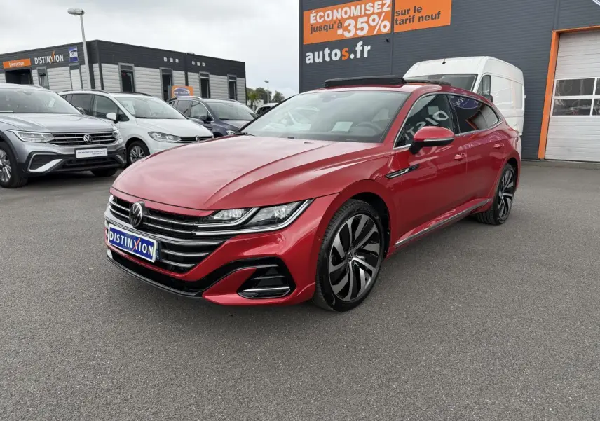 Volkswagen Arteon Shooting Brake rouge Roi vue 3/4 avant droit avec jantes alliage noir diamanté sur parking.