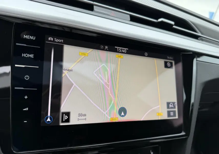 Écran tactile du système de navigation Discover Pro dans l'habitacle du Volkswagen Arteon Shooting Brake rouge Roi 2023.