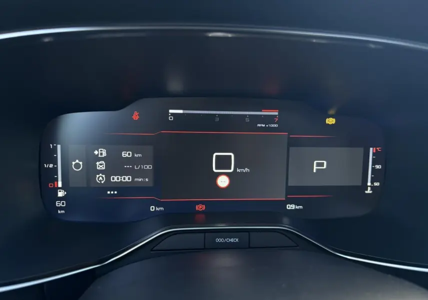 Combiné numérique 12,3'' du Citroën C5 Aircross 2025 affichant vitesse, régime et indicateurs, vue de face rapprochée.