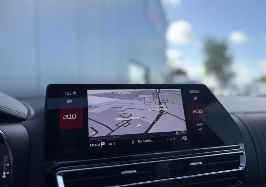 Écran tactile GPS 10'' du tableau de bord du Citroën C5 Aircross gris Platinium, ambiance intérieure noire.
