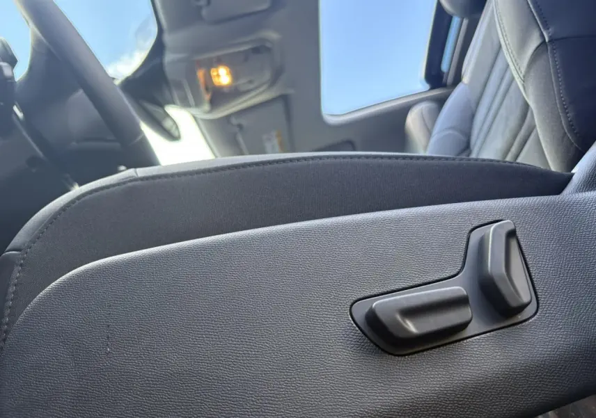 Gros plan sur les commandes électriques du siège conducteur en Alcantara noir du Citroën C5 Aircross 2025.