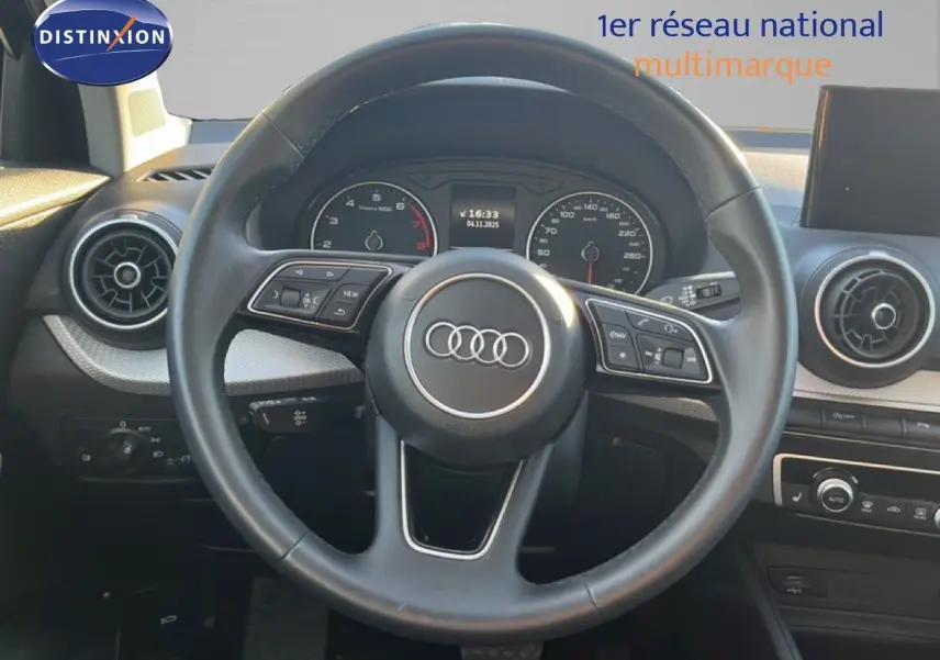 Vue rapprochée du volant en cuir noir et du tableau de bord de l'Audi Q2 35 TFSI S-Line 2023.
