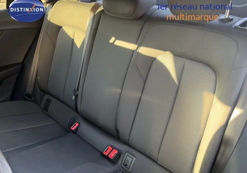 Banquette arrière en tissu noir de l'Audi Q2 35 TFSI S-Line 2023, vue intérieure côté droit.