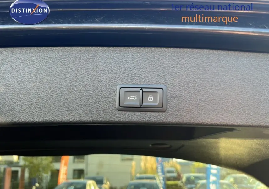 Bouton d'ouverture et de verrouillage électrique du hayon sur la garniture intérieure d'un Audi Q2 noir mito metal.