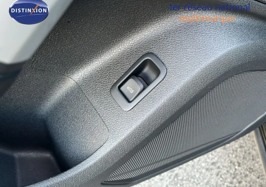 Bouton d'ouverture de coffre sur la garniture intérieure noire d'une Audi Q2 35 TFSI S-Line 2023.