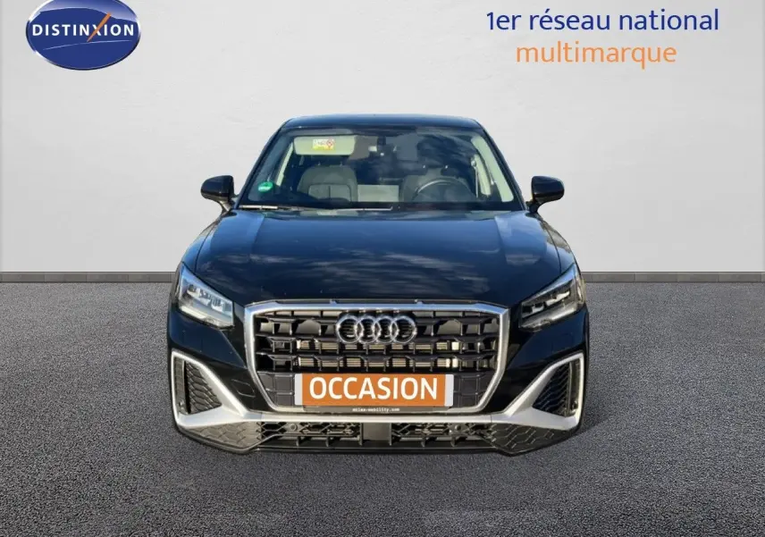 Audi Q2 noir mito metal vue de face avec calandre S-Line et plaques d'immatriculation orange "OCCASION"