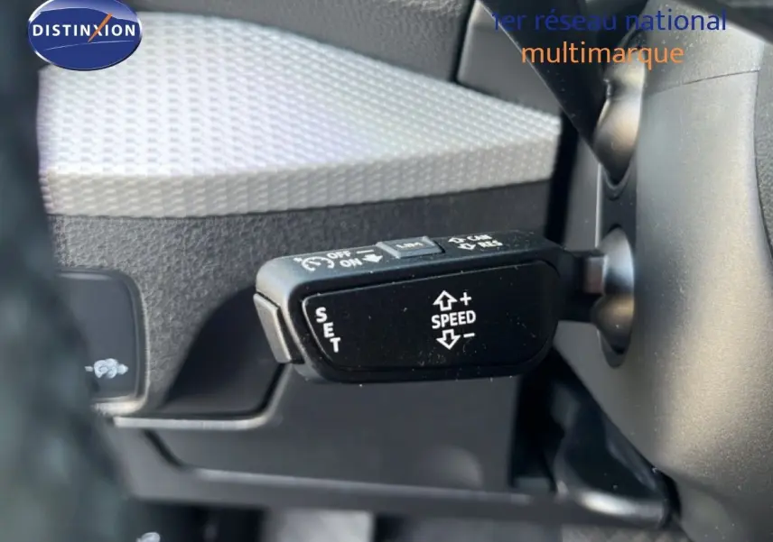 Le levier de régulateur de vitesse noir dans l'habitacle de l'Audi Q2 35 TFSI S-Line 2023.