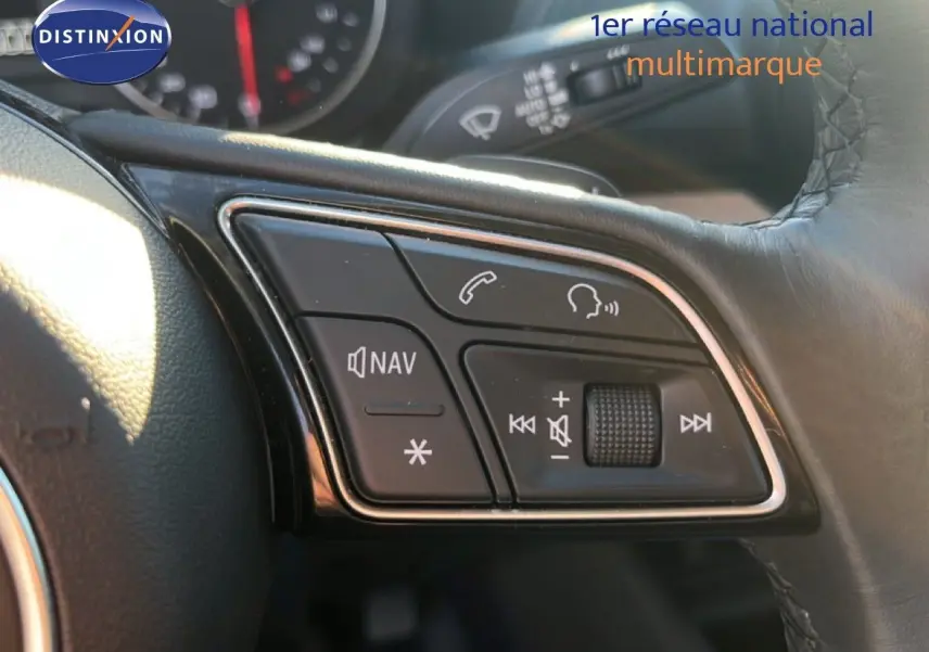 Gros plan sur les commandes audio et navigation au volant cuir noir d'un Audi Q2 35 TFSI S-Line 2023.