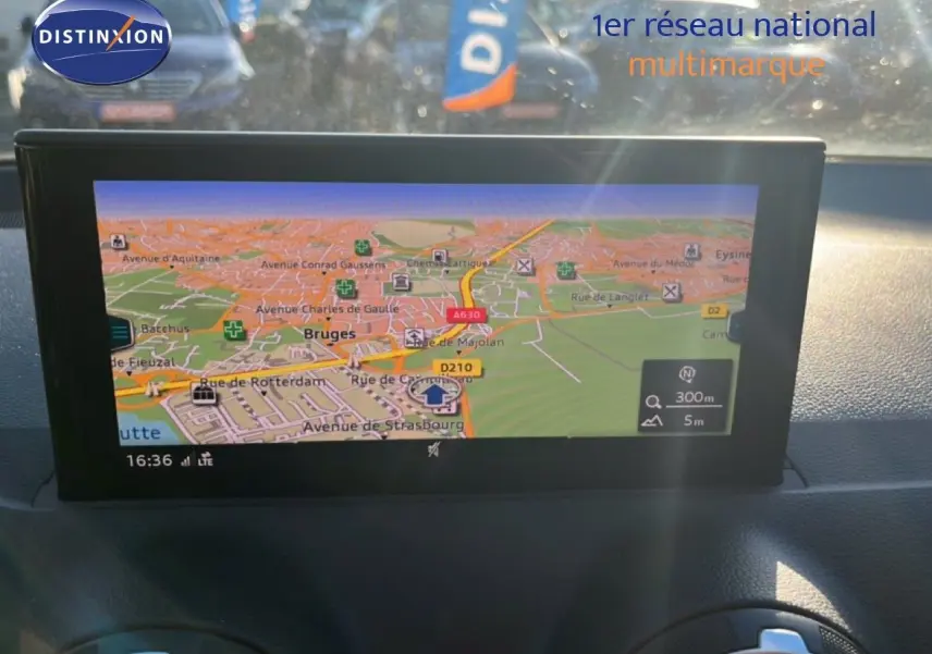 Écran de navigation affichant une carte détaillée dans l'habitacle d'un Audi Q2 noir mito metal 2023.