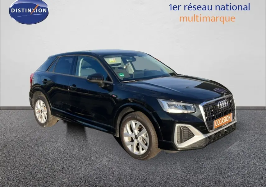 Audi Q2 noir mito metal en 3/4 avant droit, mettant en valeur sa calandre distinctive et ses jantes argentées.