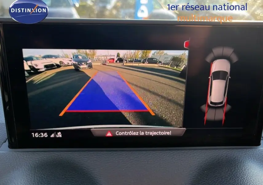 Affichage de la caméra de recul et du système d'aide au stationnement de l'Audi Q2 noir mito metal, vue intérieure du tableau de bord.