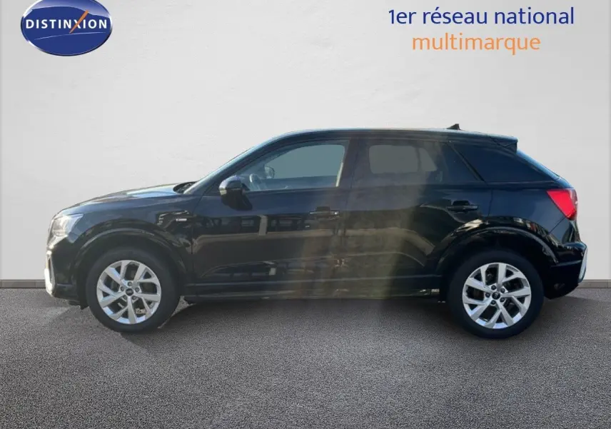 Profil côté gauche d'un Audi Q2 noir mito metal 2023, finition S-Line avec jantes alliage et cinq portes visibles.